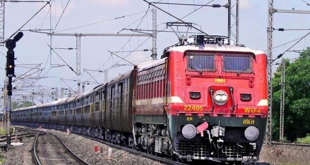 धुंध से दिल्ली-झांसी मार्ग पर ट्रेनों की थम गई रफ्तार