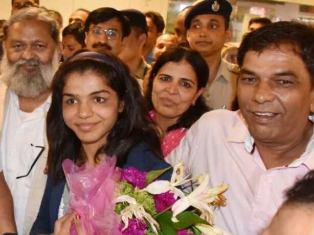 दिल्ली हवाई अड्डे पर साक्षी मलिक का जोरदार स्वागत
