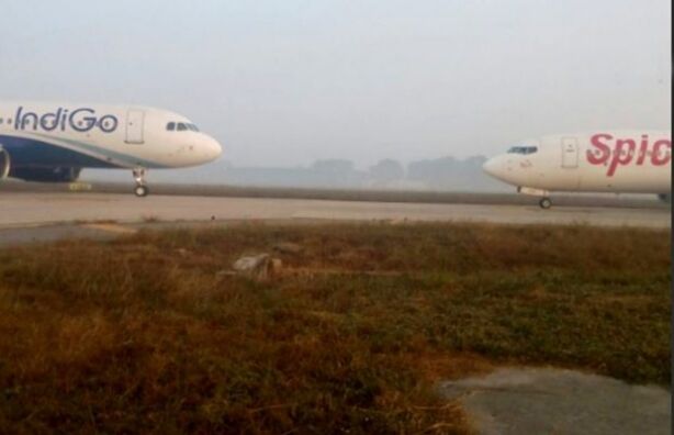 दिल्ली एयरपोर्ट पर भिड़ने से बची इंडिगो और स्पाइस जेट की फ्लाइट