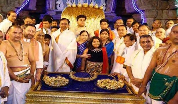 तेलंगाना  मुख्यमंत्री के. चन्द्रशेखर राव ने वेंकटश्वेर स्वामी मंदिर में चढ़ाए पांच करोड़ मूल्य के आभूषण