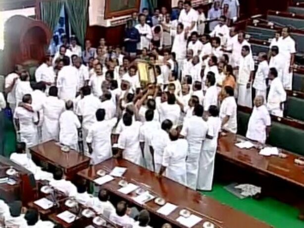 तमिलनाडु विधानसभा में पलनीसामी ने जीता विश्वासमत, पक्ष में पड़े 122 वोट
