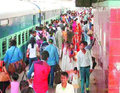 ट्रेनों में दीपावली की भारी भीड़ तत्काल टिकट का टोटा