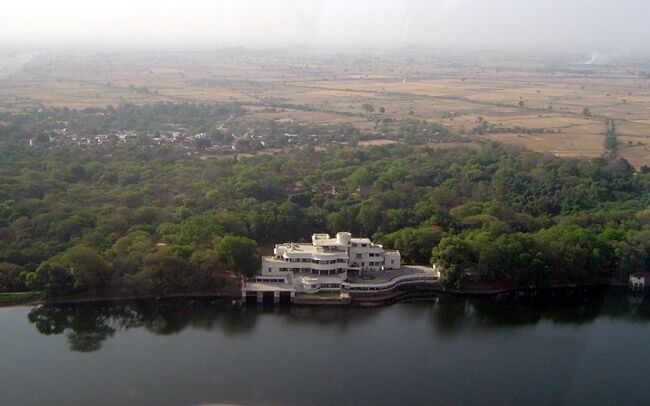 टेकनपुर स्थित झील के किनारे बने इस भवन में रुकेंगे प्रधानमंत्री मोदी
