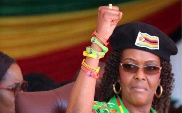 जिम्बाब्वे के राष्ट्रपति राबर्ट मुगाबे की पत्नी पर हमला करने का मॉडल का आरोप