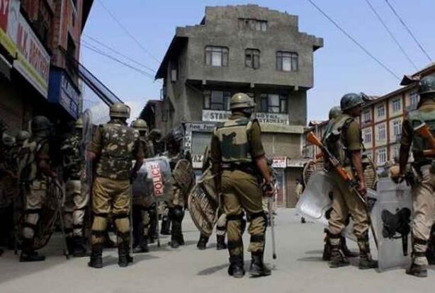 जम्मू-कश्मीर:सेना पर पत्थरबाजों का हमला, फायरिंग में 2 की मौत