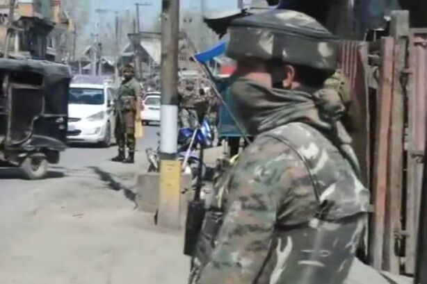 जम्मू-कश्मीर में प्रदर्शनकारियों ने सेना के जवानों पर किया पथराव