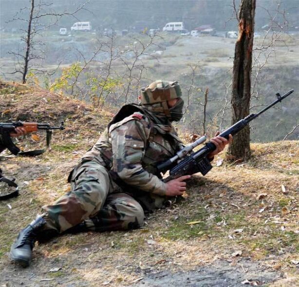 जम्मू-कश्मीर में सेना के काफिले पर आतंकी हमला, तीन जवान घायल