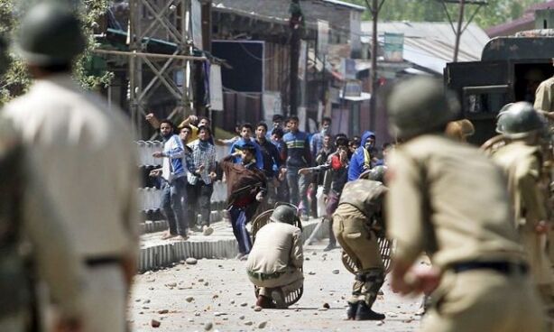 जम्मू-कश्मीर के बड़गाम जिले में आतंकी मुठभेड़ के दौरान भीड़ के पथराव से 60 जवान घायल