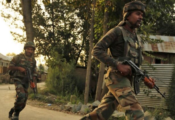 जम्‍मू-कश्‍मीर के शोपियां में सुरक्षा चौकी पर आतंकी हमला, एक पुलिसकर्मी शहीद