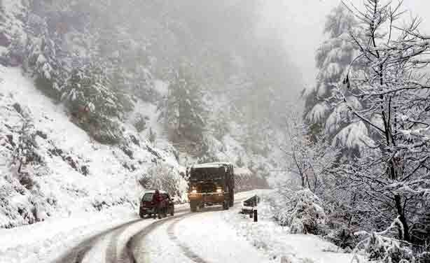 जम्मू कश्मीर में ताजा बर्फबारी से जम्मू-श्रीनगर राष्ट्रीय राजमार्ग बंद