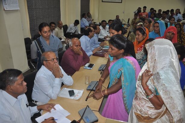 जनसुनवाई में पहुंची महिलाएं धरने पर बैठीं, निगमायुक्त ने निराकरण का भरोसा दिया