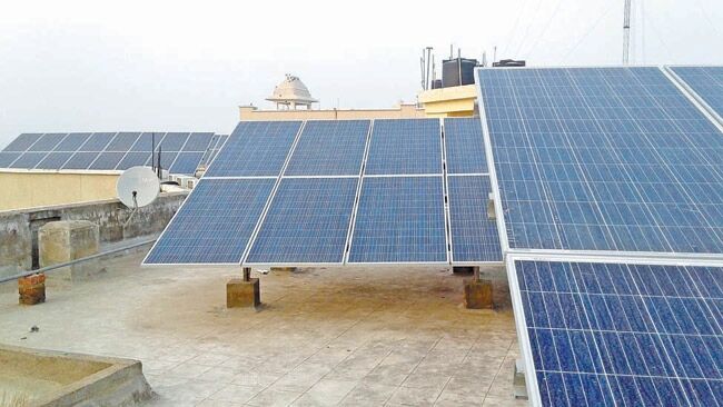 छत पर सजे सौर ऊर्जा के पैनल फिर भी लाखों का बिजली बिल चुका रहा है जिलाधीश कार्यालय