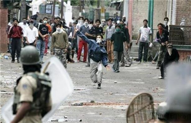 कश्मीर घाटी में पत्थरबाजों को रोकने के लिए आया इत्र बम
