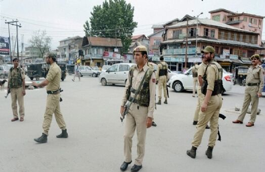 कश्मीर के कुछ हिस्सों में कर्फ्यू जारी