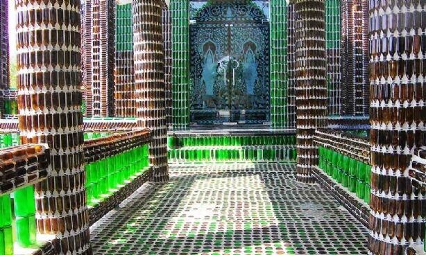 10 लाख बीयर की बोतलों से बना ये महा चेदि खेव मंदिर