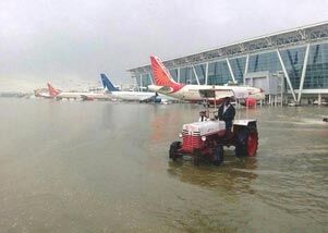 अहमदाबाद हवाई अड्डा जल में डूबा, उड़ानों को किया गया रद्द