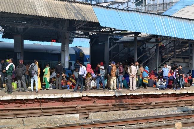 15 घण्टे तक लेट हो रहीं ट्रेनें, यात्री परेशान, रेलवे को भी नुकसान