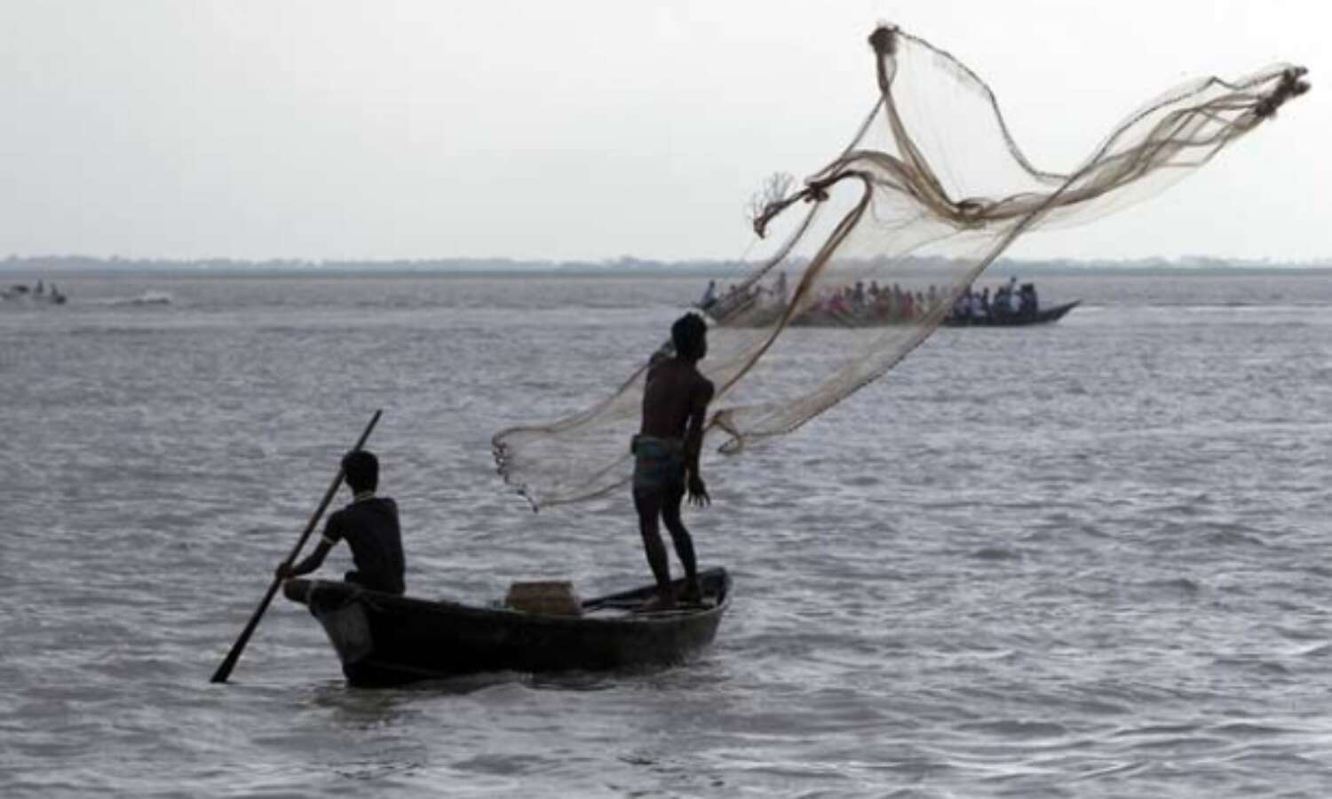 श्रीलंका नौसेना ने भारतीय मछुआरों को पकडा श्रीलंका नौसेना ने भारतीय मछुआरों को पकडा