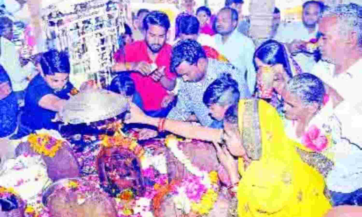 शनिचरी अमावस्या पर शनि दर्शन को उमड़े श्रद्धालु