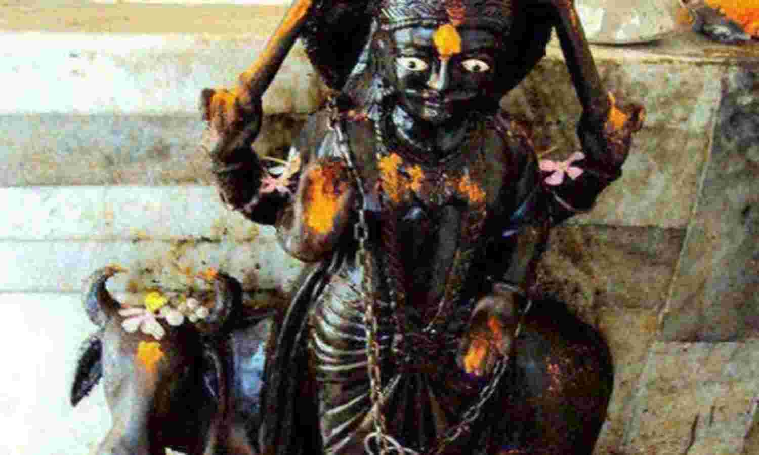 शनिदेव को तेल चढ़ाते वक्त न करें ये गलतियां शनिदेव को तेल चढ़ाते वक्त न करें ये गलतियां