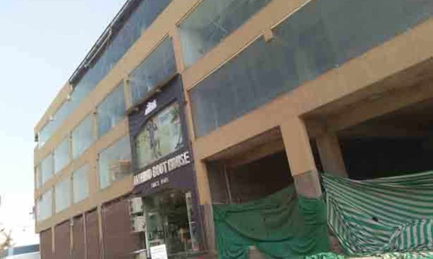 व्यावसायिक इमारत को आवासीय अनुमति देने का कारनामा