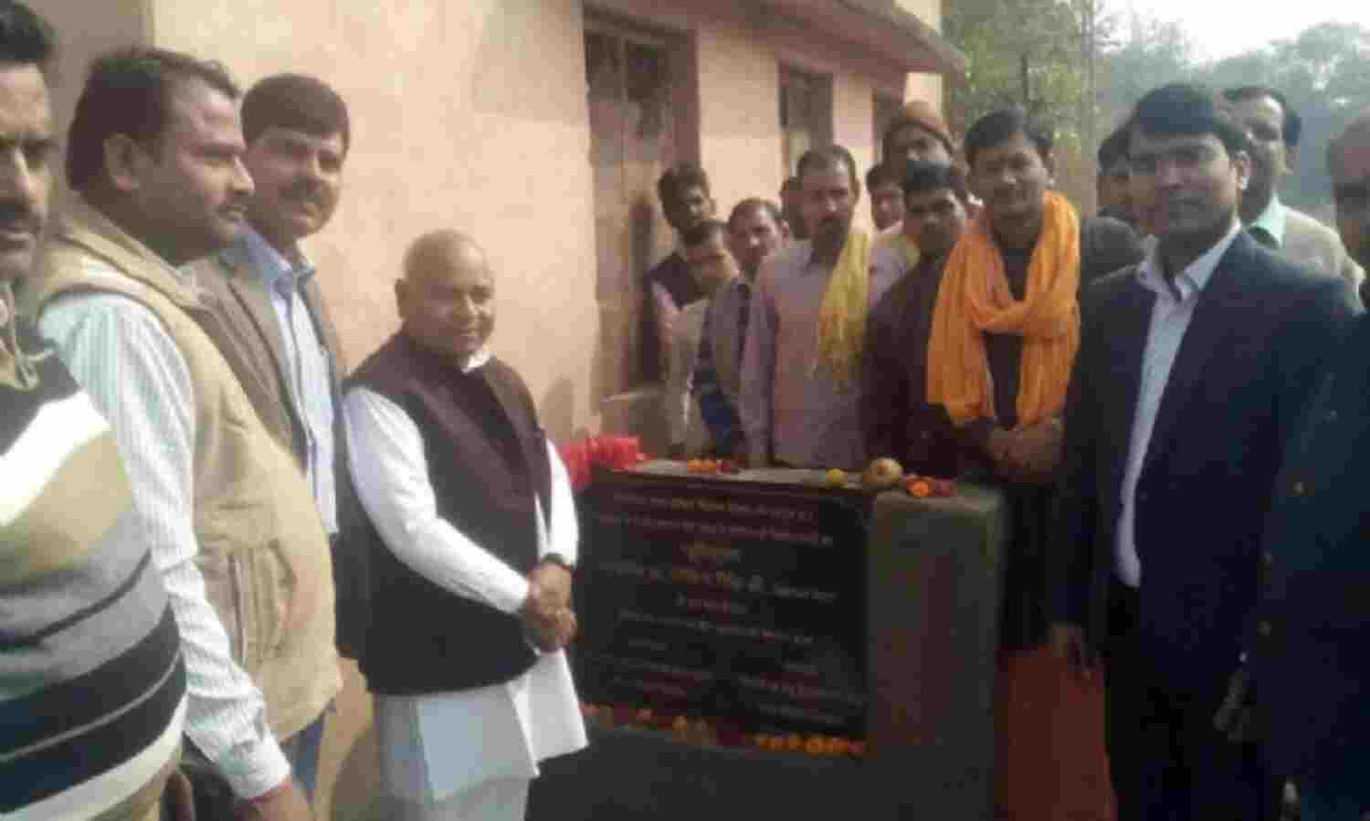 लहार विधायक डॉ.गोविन्द सिंह ने किया सी.सी रोड और पार्क का भूमिपूजन लहार विधायक डॉ.गोविन्द सिंह ने किया सी.सी रोड और पार्क का भूमिपूजन