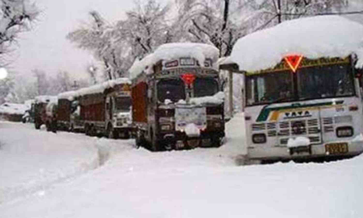 लगातार 4 दिन तक बंद रहने के बाद श्रीनगर-लेह राष्ट्रीय राजमार्ग खुला लगातार 4 दिन तक बंद रहने के बाद श्रीनगर-लेह राष्ट्रीय राजमार्ग खुला