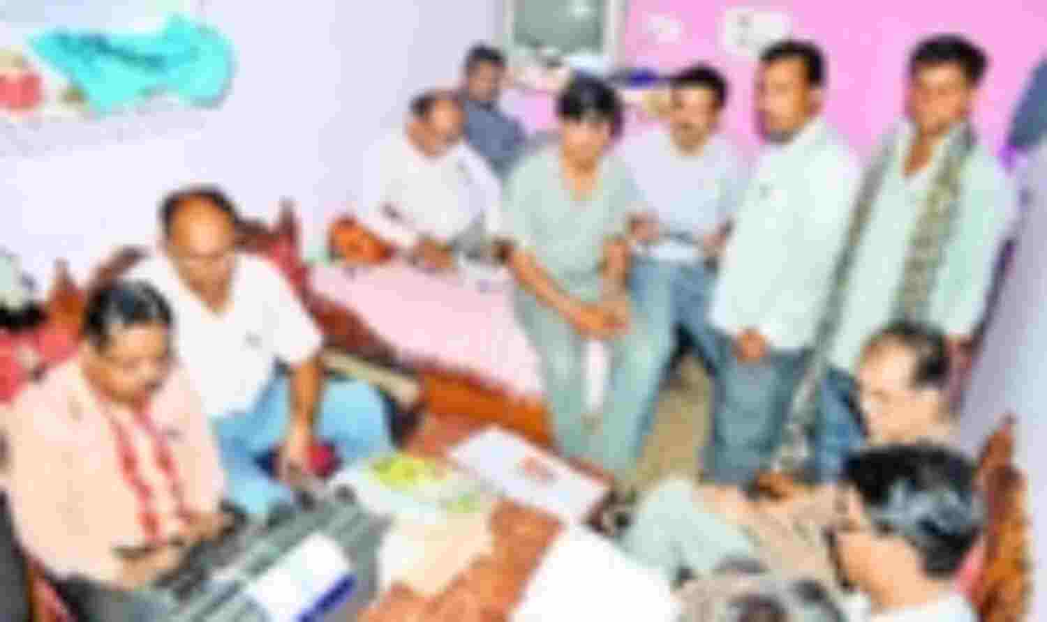 रिश्वत लेते रंगे हाथों पकड़ा पटवारी रिश्वत लेते रंगे हाथों पकड़ा पटवारी