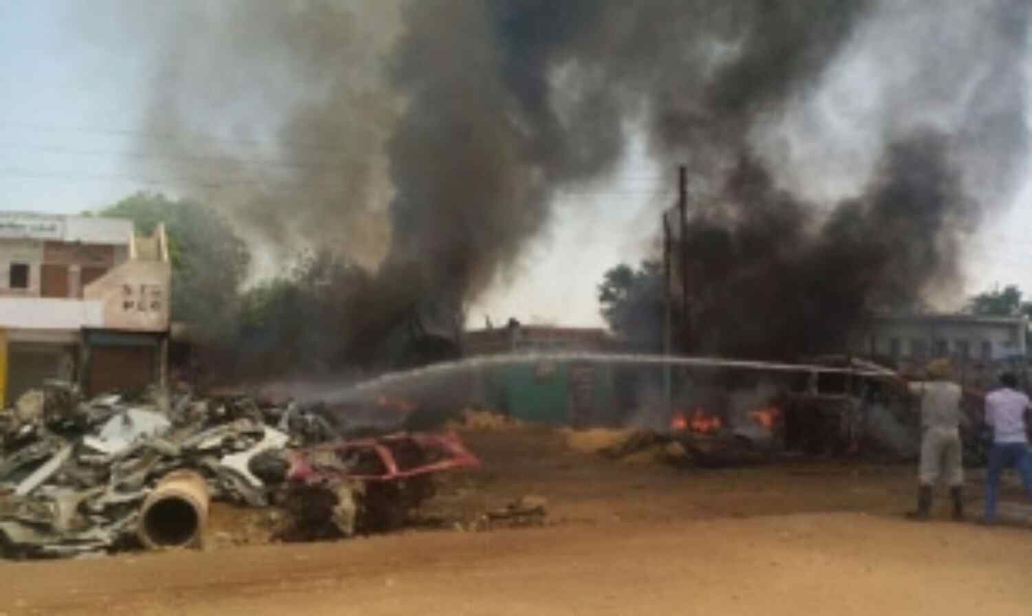 रिफायनरी के निकट गैस सिलेंडरों से भरे ट्रक में आग लगने से मचा हड़कंप