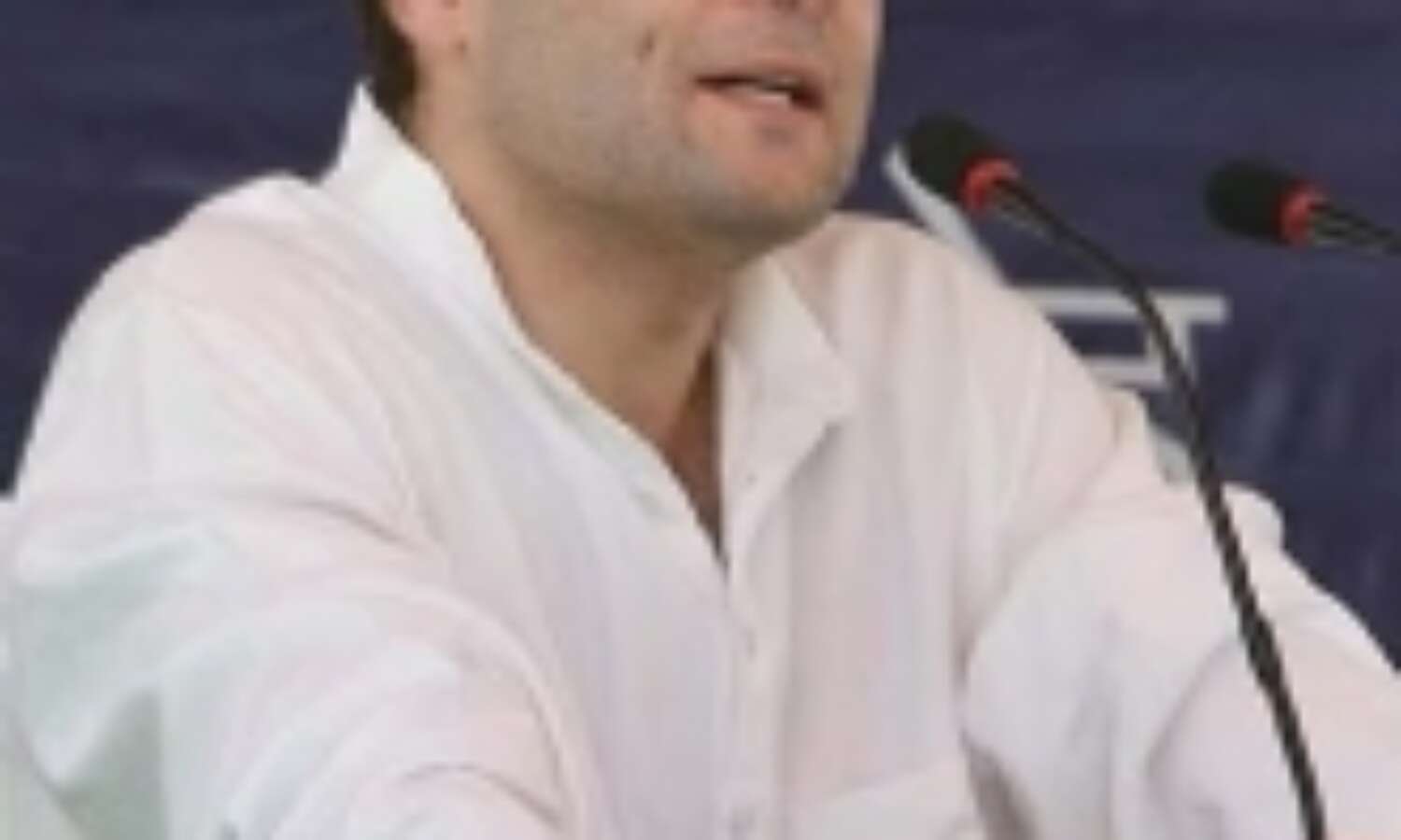 राहुल पर भी जूता फेंका