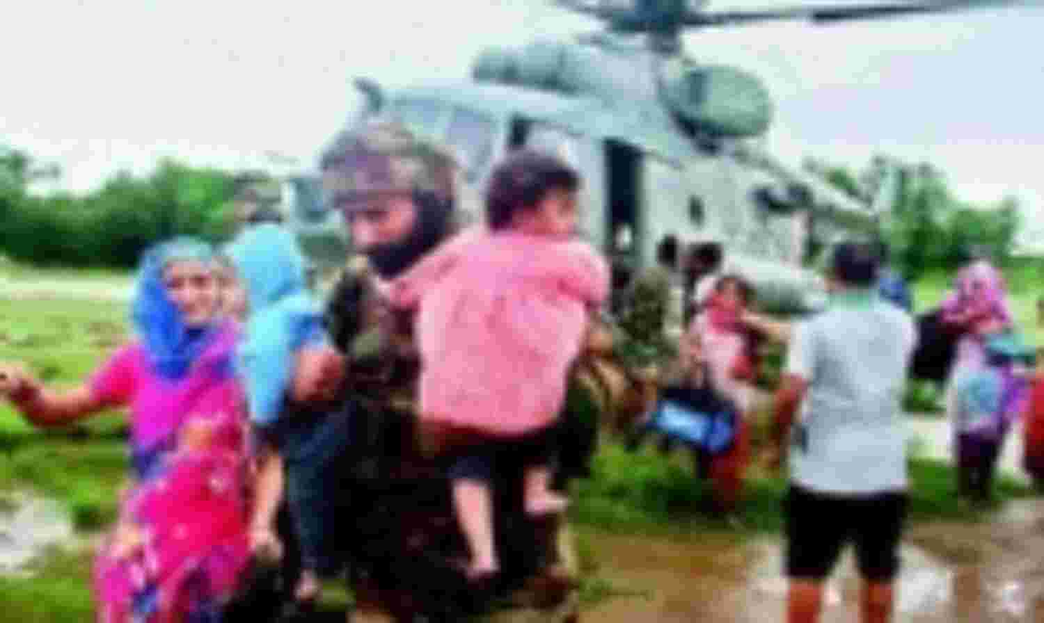 राहत अभियान युद्ध स्तर पर जारी, अब भी मदद के इंतजार में लाखों लोग राहत अभियान युद्ध स्तर पर जारी, अब भी मदद के इंतजार में लाखों लोग