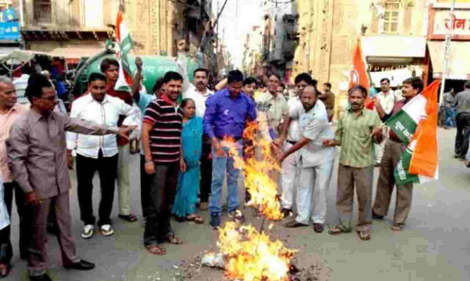 राहुल की गिरफ्तारी पर भडक़े कांग्रेसियों ने जगह-जगह किया पुतला दहन