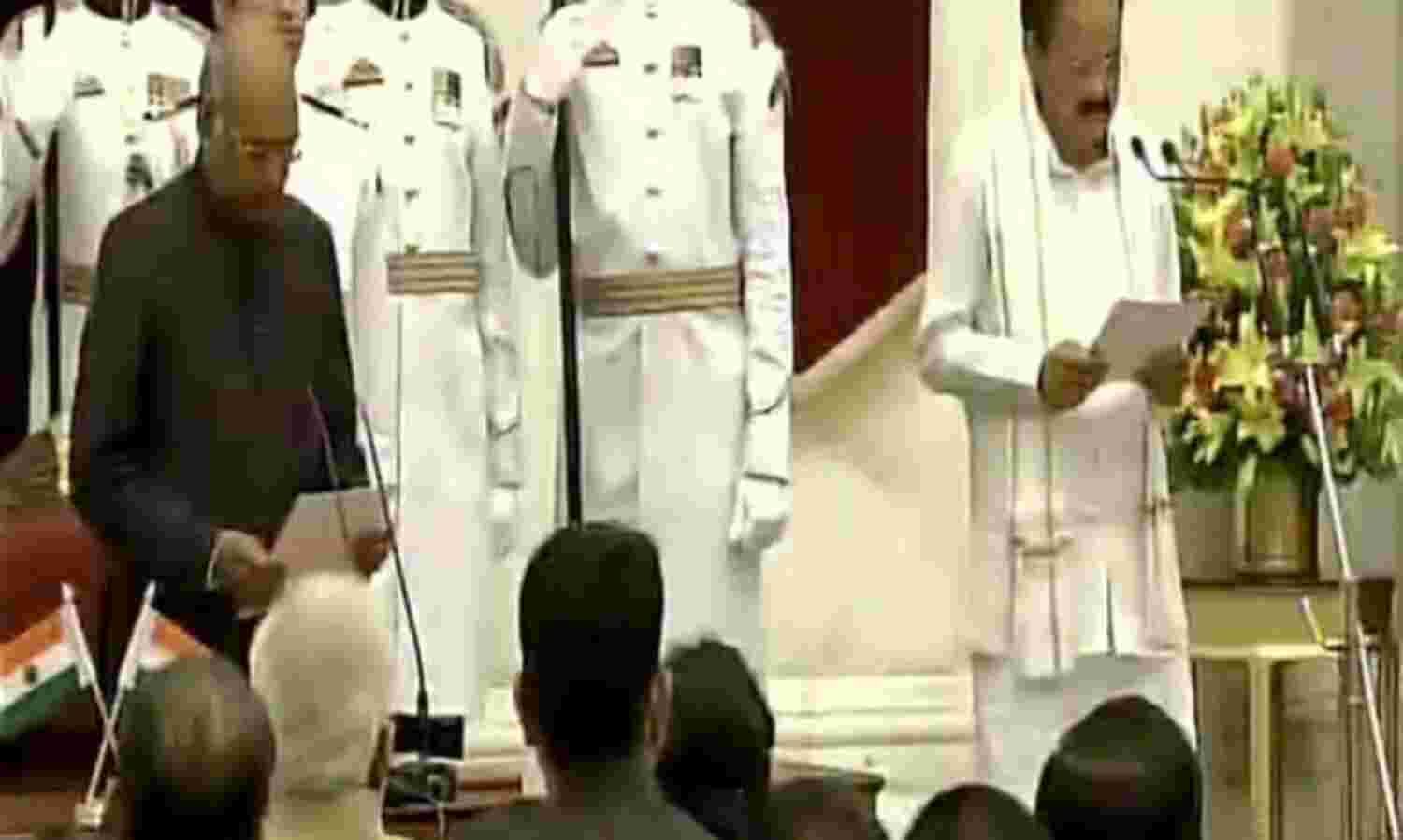 राष्ट्रपति ने दिलवाई शपथ, वेंकैया नायडू बने देश के नए उपराष्ट्रपति