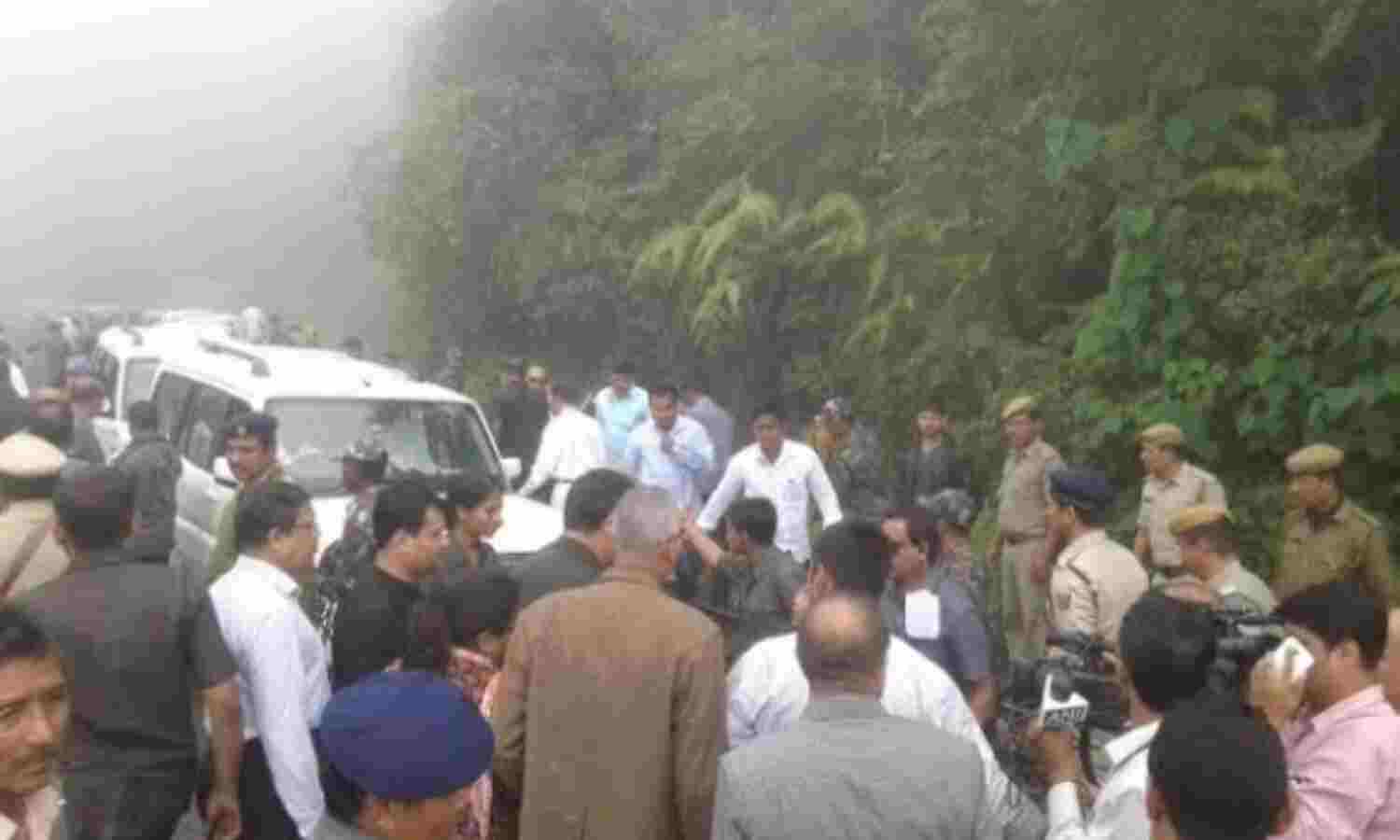 राष्ट्रपति के काफिले की गाड़ी गड्ढे में गिरी, छह घायल