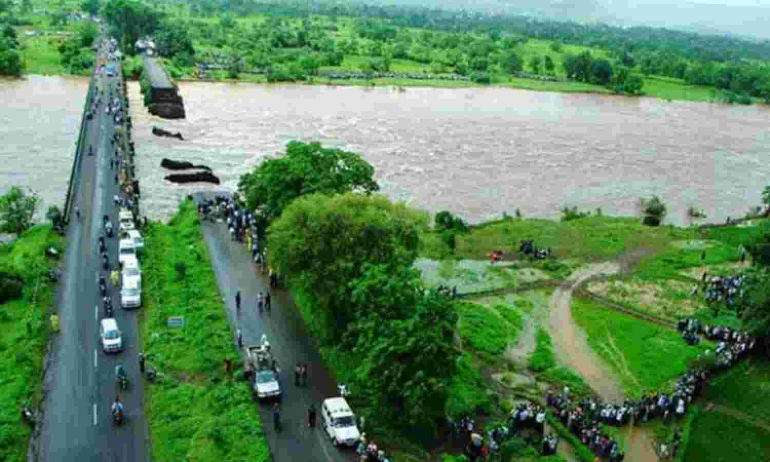 रायगढ़ पुल हादसा: 14 शव बरामद, 42 अब भी लापता