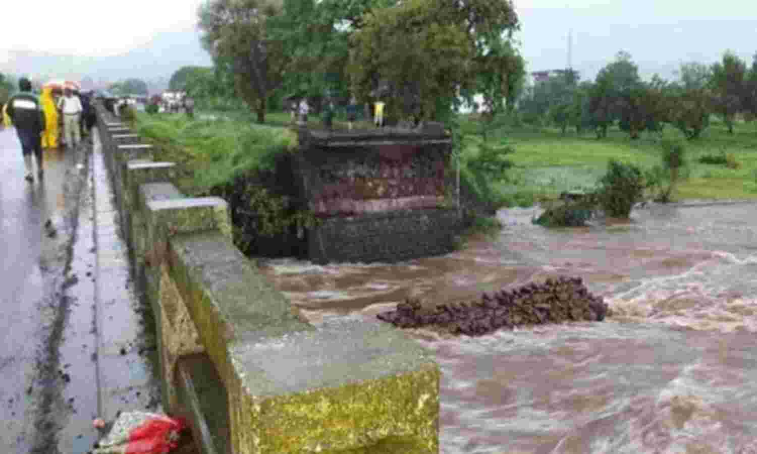 रायगढ़ पुल हादसा: सर्च ऑपरेशन जारी, 22 लोगों की खोजबीन के लिए 300 किलो का चुंबक नदी में डाला रायगढ़ पुल हादसा: सर्च ऑपरेशन जारी, 22 लोगों की खोजबीन के लिए 300 किलो का चुंबक नदी में डाला