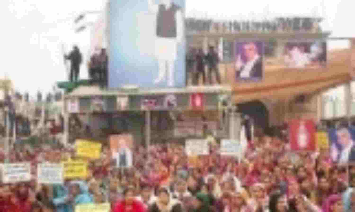 रामपाल और उसके एक हजार समर्थकों के खिलाफ देशद्रोह समेत चार केस दर्ज रामपाल और उसके एक हजार समर्थकों के खिलाफ देशद्रोह समेत चार केस दर्ज