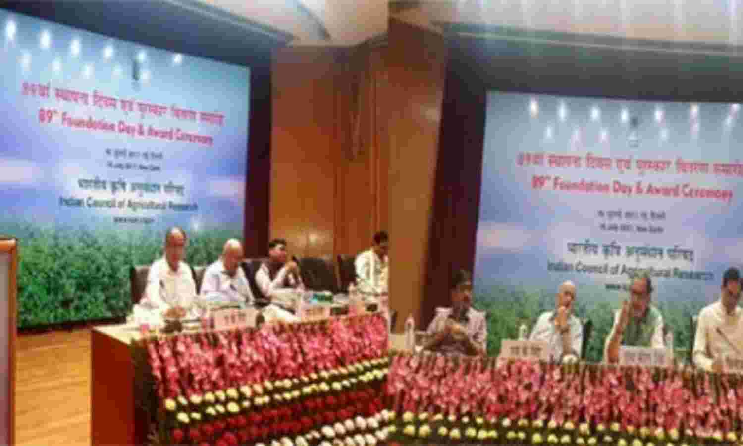 राधा मोहन सिंह ने कहा - आगे आने वाले समय में दलहन, तिलहन के उत्पादन में आत्मनिर्भर होगा भारत राधा मोहन सिंह ने कहा - आगे आने वाले समय में दलहन, तिलहन के उत्पादन में आत्मनिर्भर होगा भारत