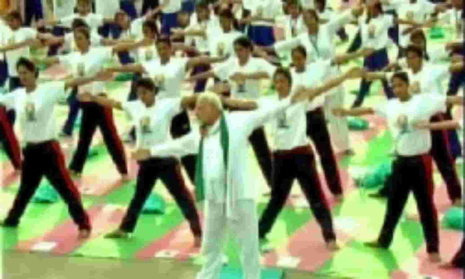 राजपथ बना योगपथ, प्रधानमंत्री ने 40 हजार लोगों के साथ किया योगाभ्यास राजपथ बना योगपथ, प्रधानमंत्री ने 40 हजार लोगों के साथ किया योगाभ्यास