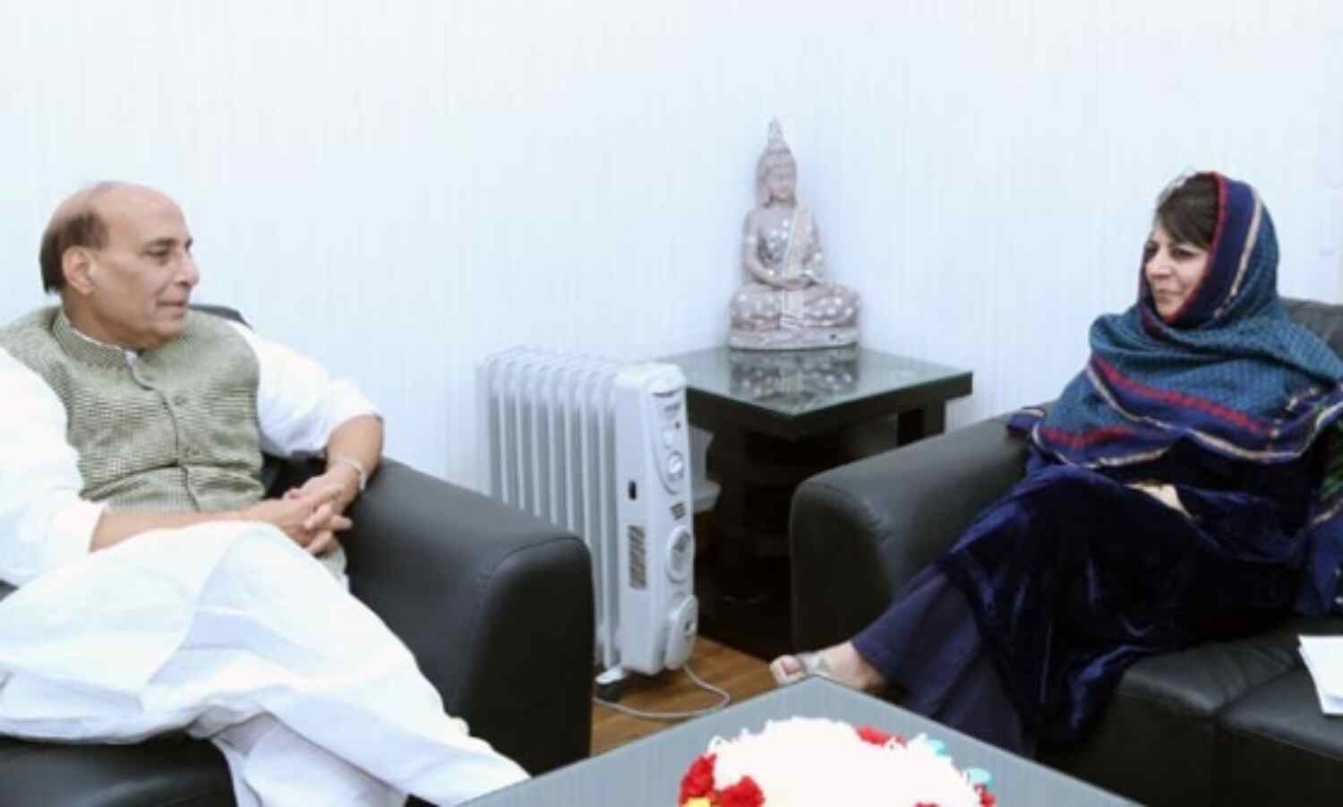 राजनाथ सिंह से मिली सीएम महबूबा मुफ्ती, कश्मीर में तनाव के पीछे चीन का भी हाथ