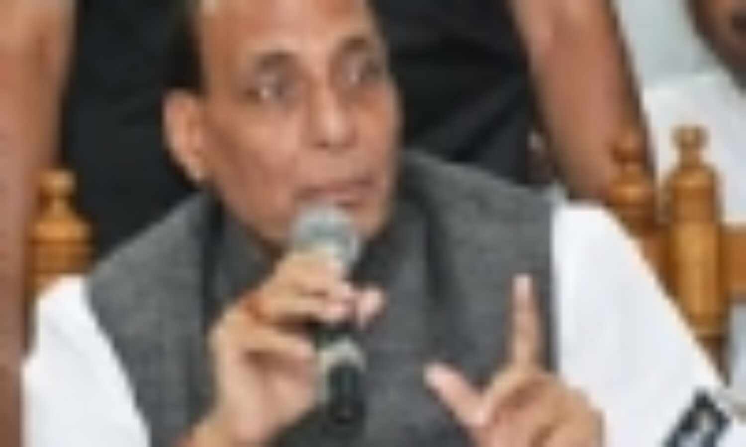 राजनाथ ने युवाओं से शांति और सौहार्द का संदेश फैलाने को कहा