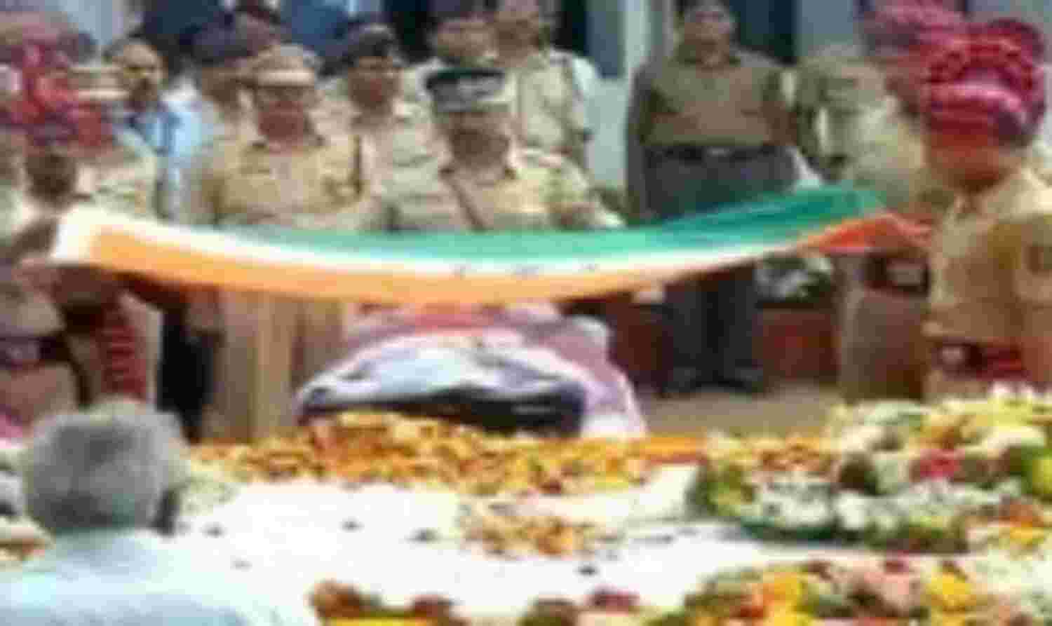 राजकीय सम्मान के साथ विदा हुए आरके लक्ष्मण