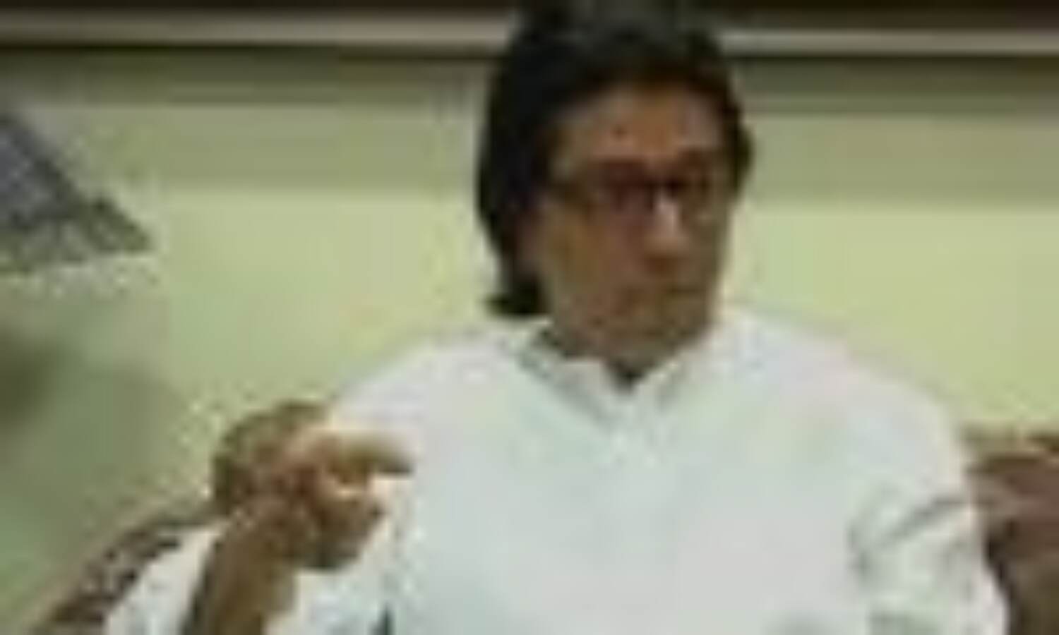 राज ठाकरे के खिलाफ गैर जमानती वारंट जारी