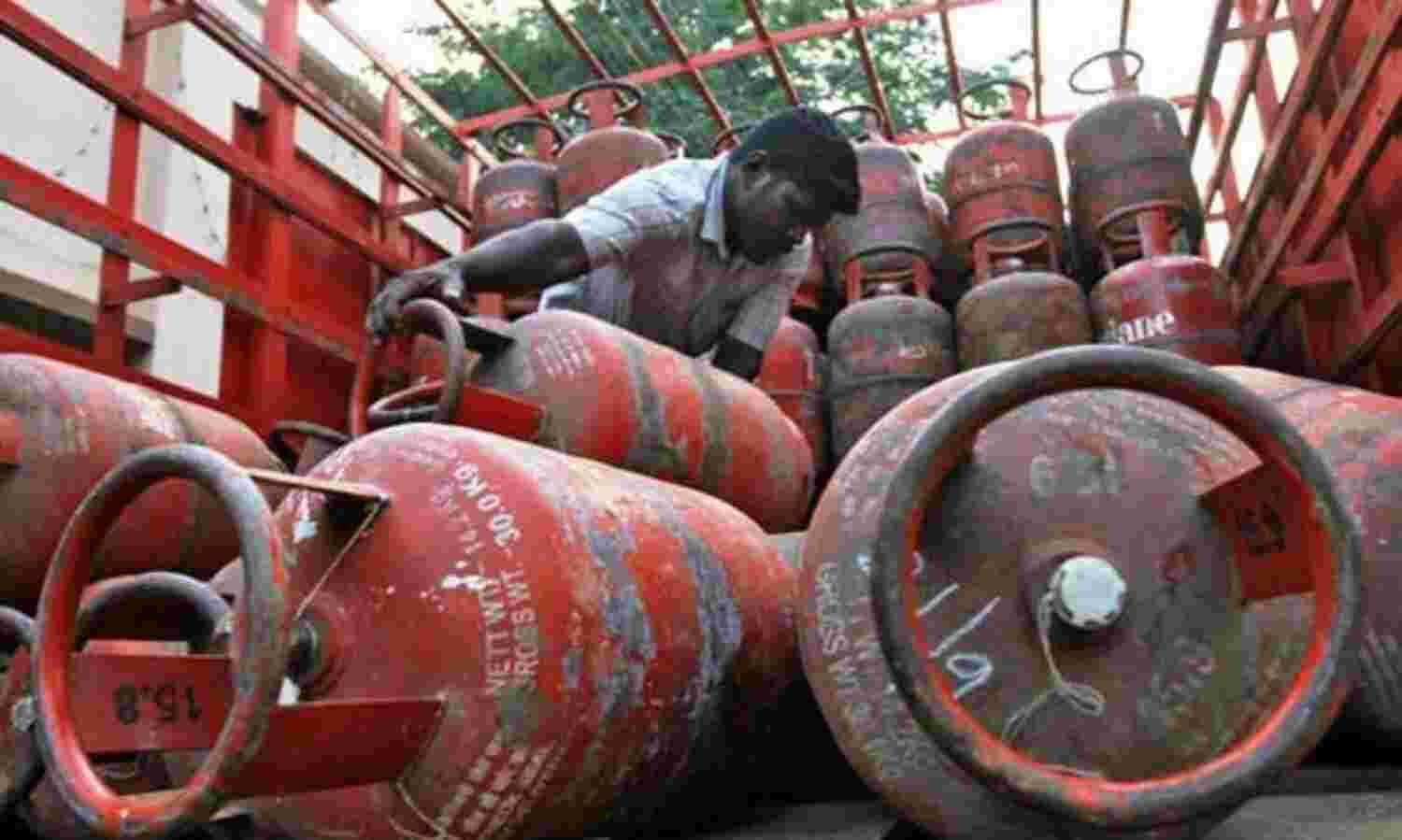 रसोई गैस सिलेंडर के दामों में हुई भारी वृद्धि रसोई गैस सिलेंडर के दामों में हुई भारी वृद्धि