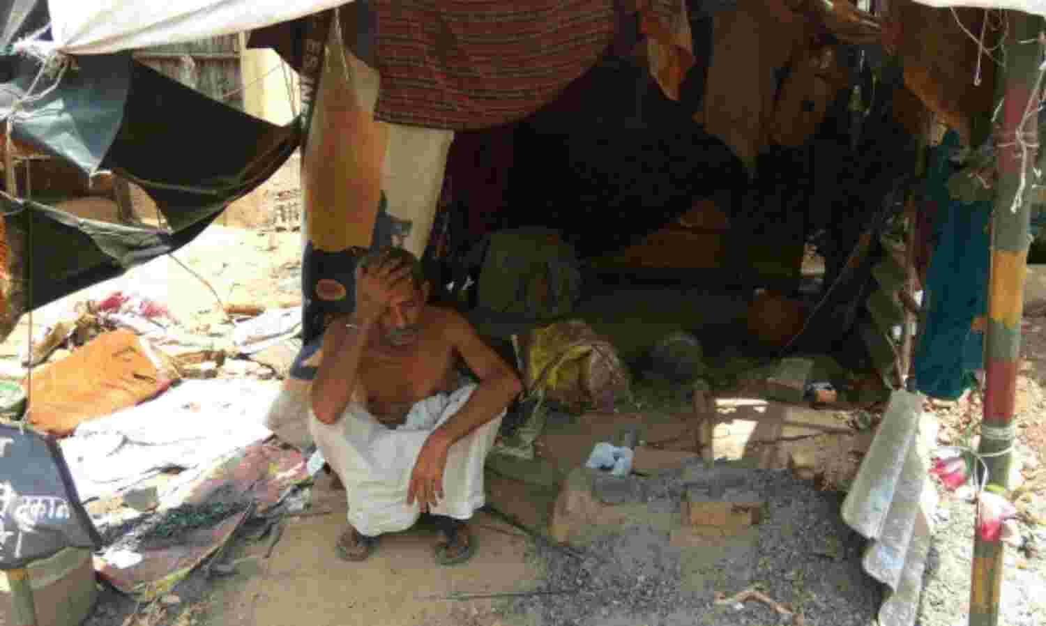 रहने को घर नहीं, सोने को बिस्तर नहीं...