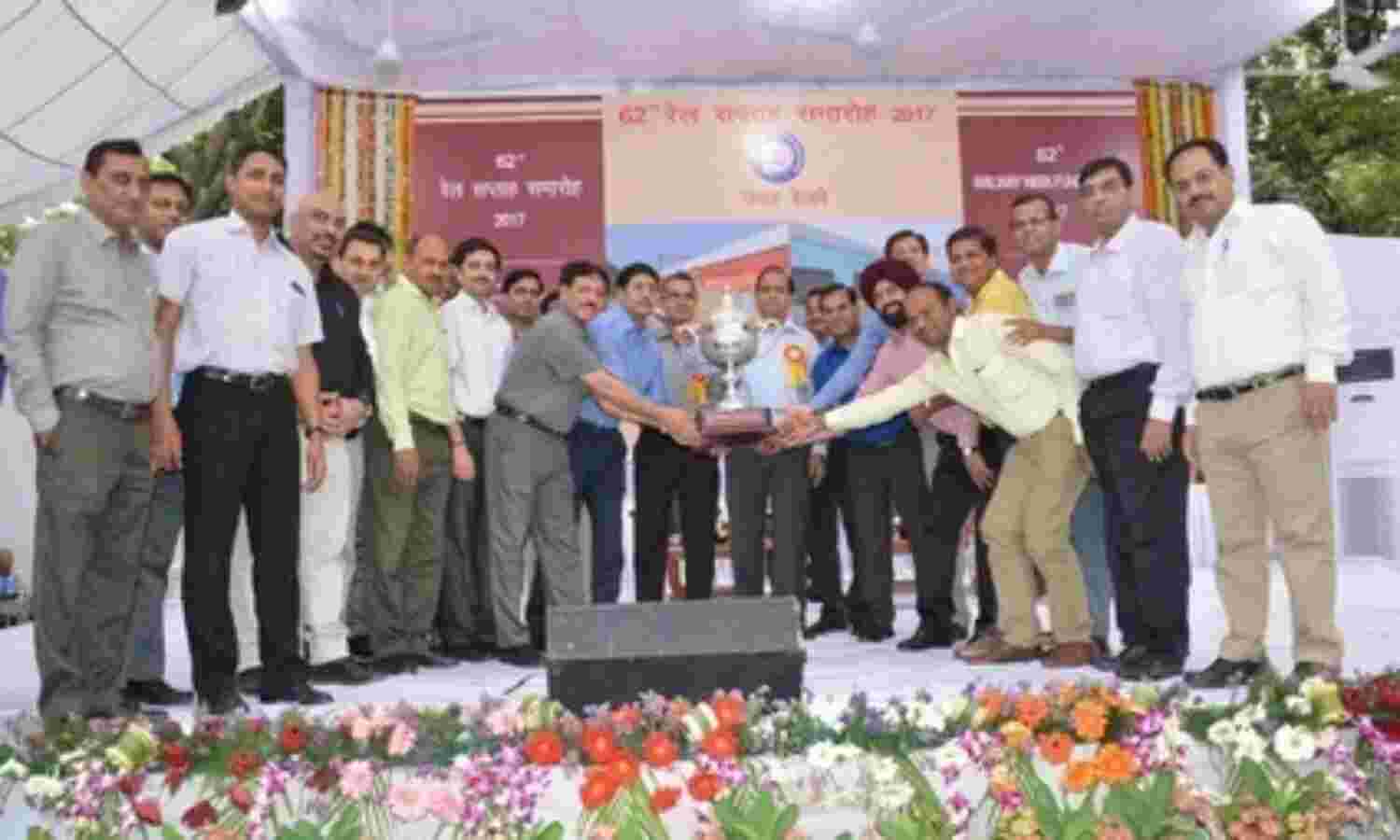 रेलवे स्टेशनों के सुधार, स्टेशन पुनर्विकास पर ध्यान देगा रेलवे