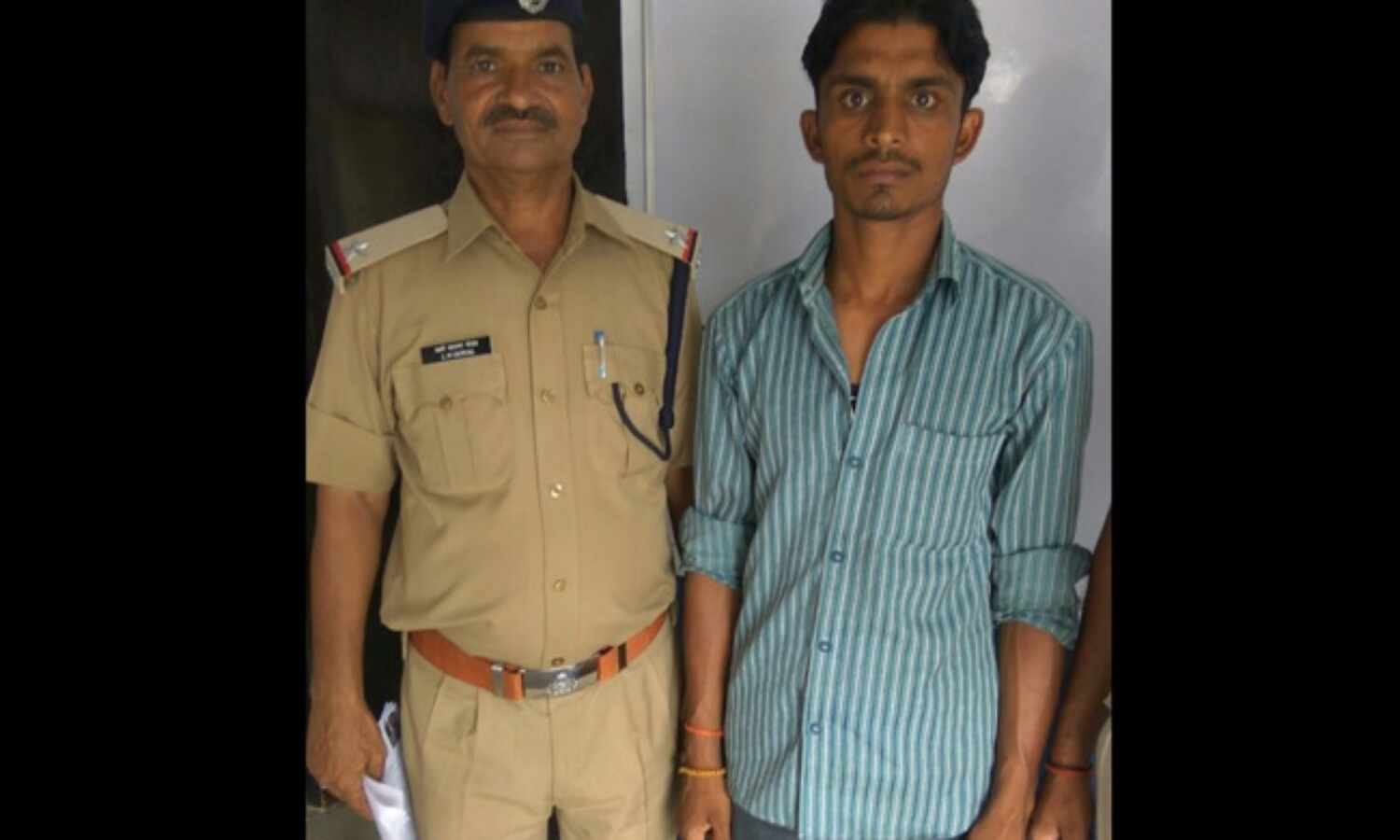 रेलवे के स्टोर से नैरोगेज की पटरी चुराकर बना रहा था घर