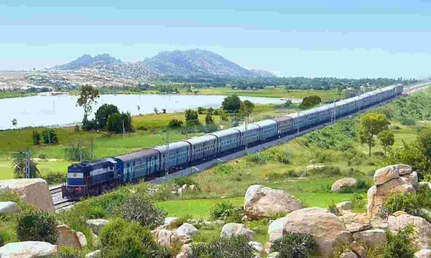 रेलवे कर रहा है नई योजना पर काम, एक अक्टूबर को होगी नई समय सारिणी लागू रेलवे कर रहा है नई योजना पर काम, एक अक्टूबर को होगी नई समय सारिणी लागू