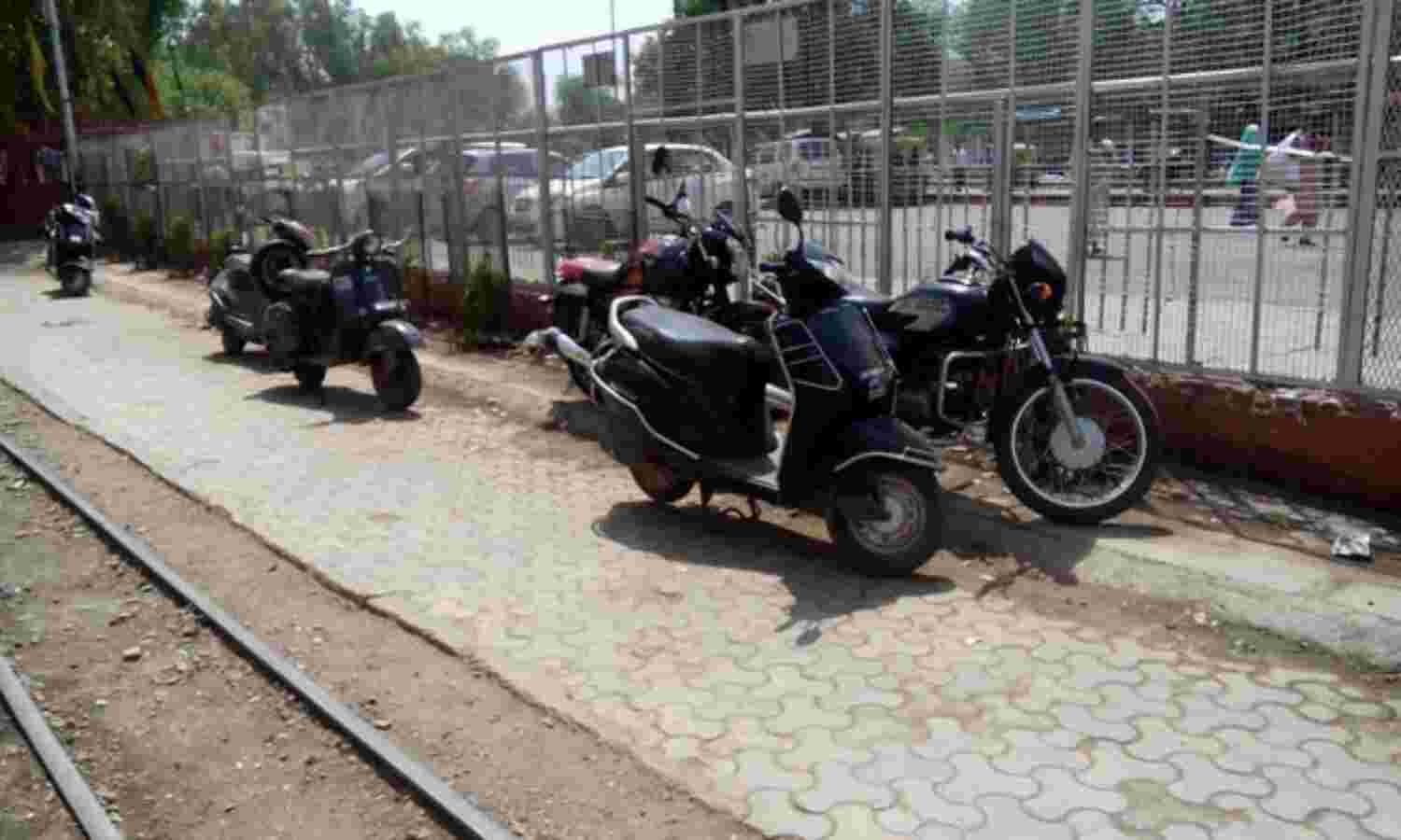 रेलवे कर्मियों ने प्लेटफार्म क्रमांक चार को बनाया अघोषित वाहन स्टैंड