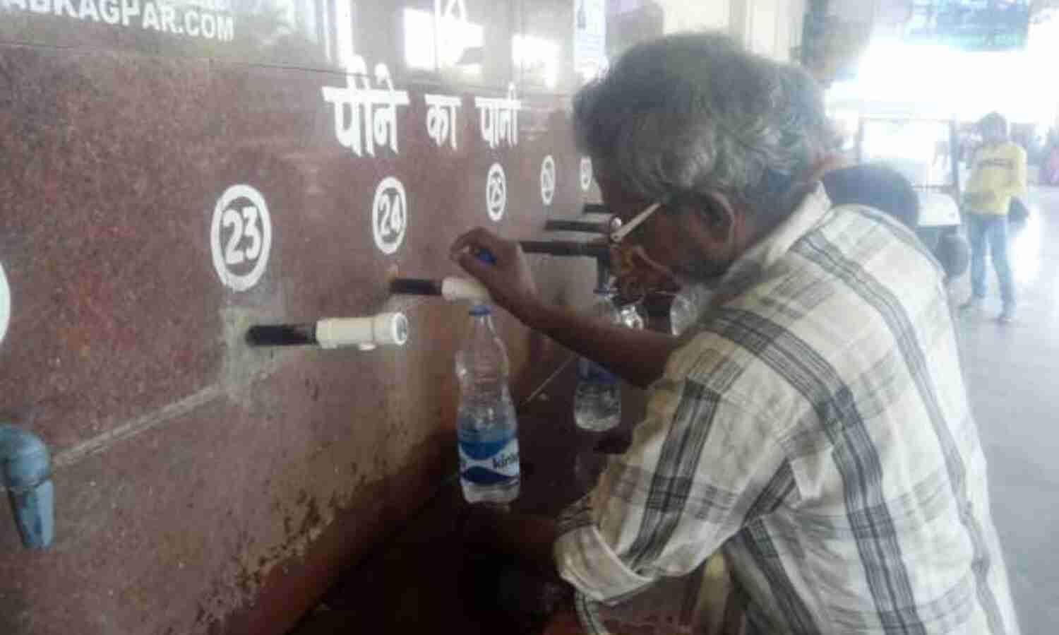 रेल यात्री प्लेटफार्म पर पानी को परेशान, कुछ प्याऊ में कम आ रहा है पानी